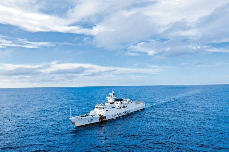 中國海警艦艇在黃巖島附近巡邏。