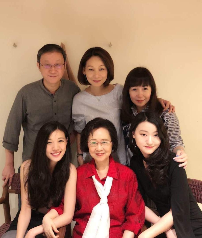 瓊瑤與兒子一家感情和睦。
