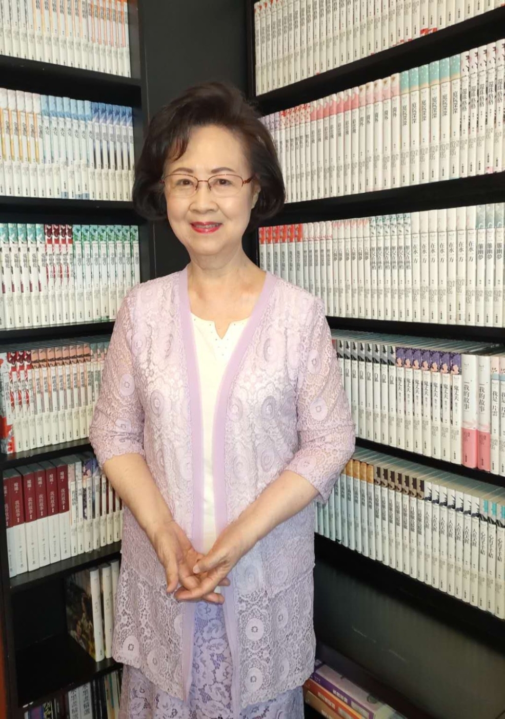 瓊瑤是臺灣知名作家。