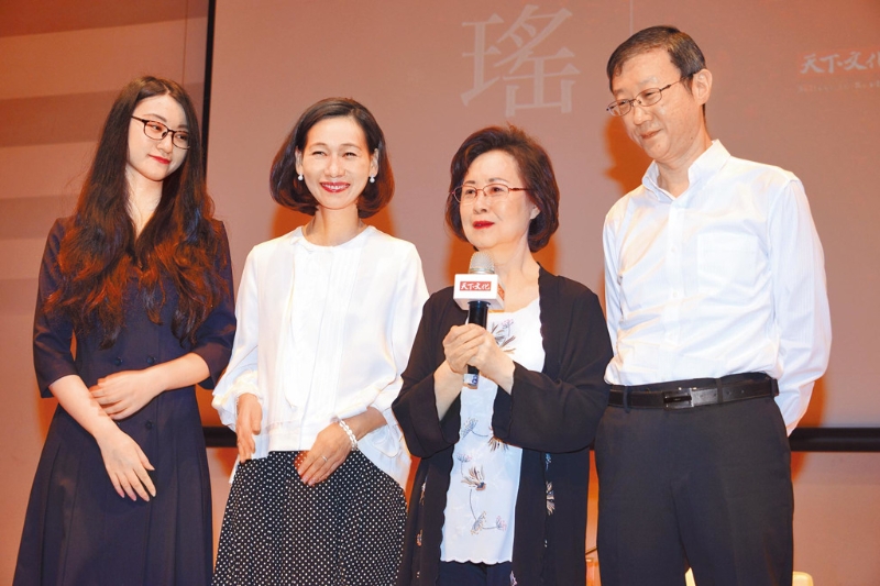 瓊瑤（右二）昔日和兒子陳中維（右起）、媳婦何琇瓊、孫女陳可嘉同臺?！≈袝r新聞網(wǎng)