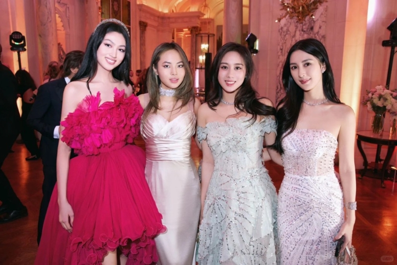何超欣（右二）身穿米色Tube Dress，高貴大方，任晴佳（左一）則穿上鮮紅色的晚裝，非常之搶眼，而身穿白色珠片Tube Dress的李朗怡（右一），大騷白滑香肩，氣質(zhì)滿瀉！