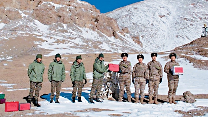 不久前，中印軍隊在邊境高海拔地區(qū)交換糖果。