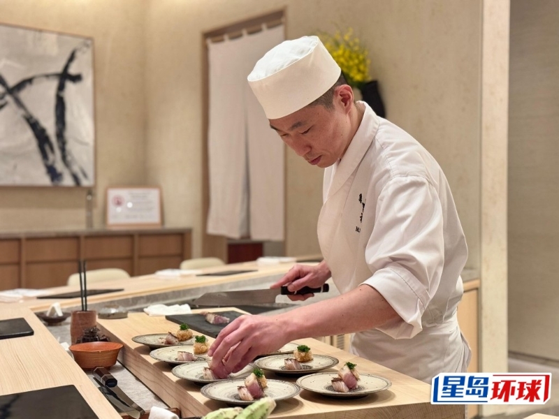 臨近佳節(jié)想嘆到頂級Omakase（廚師發(fā)辦），不用遠(yuǎn)赴日本，到澳門都可以品嘗。 坐落于澳門銀河萊佛士酒店的“鮨吉祥 宮川”，由日本六大米芝蓮三星壽司大師宮川政明主理。