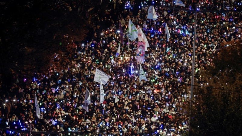上周南韓民眾集會(huì)支持彈劾尹錫悅，迫爆國(guó)會(huì)外的大道。