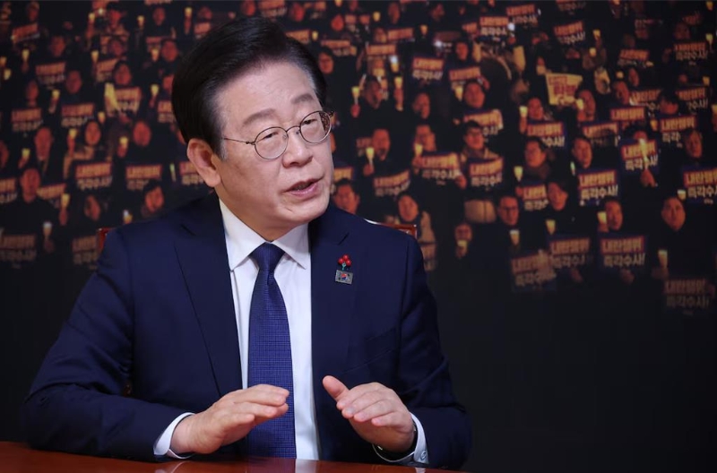 對(duì)于尹錫悅彈劾案，反對(duì)黨目前仍需8名執(zhí)政黨議員的支持。李在明說，「水滿則溢。與其坐以待斃，不如選擇共同生存?！梗吠干纾? /></a></p>
  <p style=