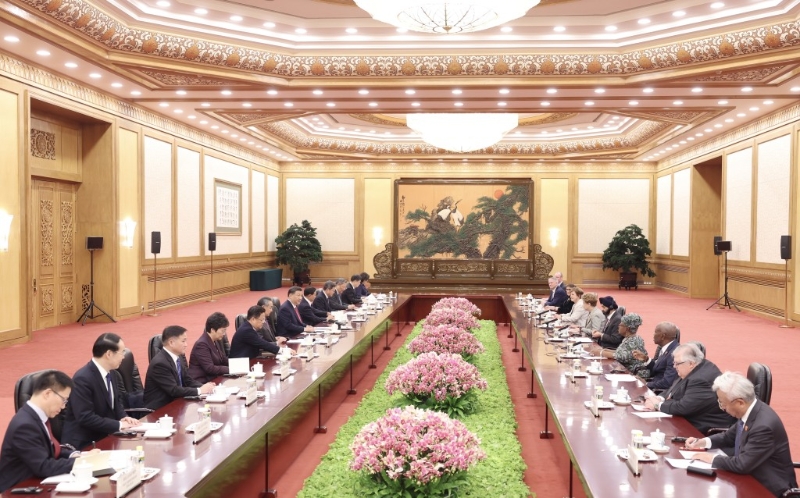 習(xí)近平在北京人民大會堂會見來華出席「1+10」對話會的主要國際經(jīng)濟(jì)組織負(fù)責(zé)人。中新社
