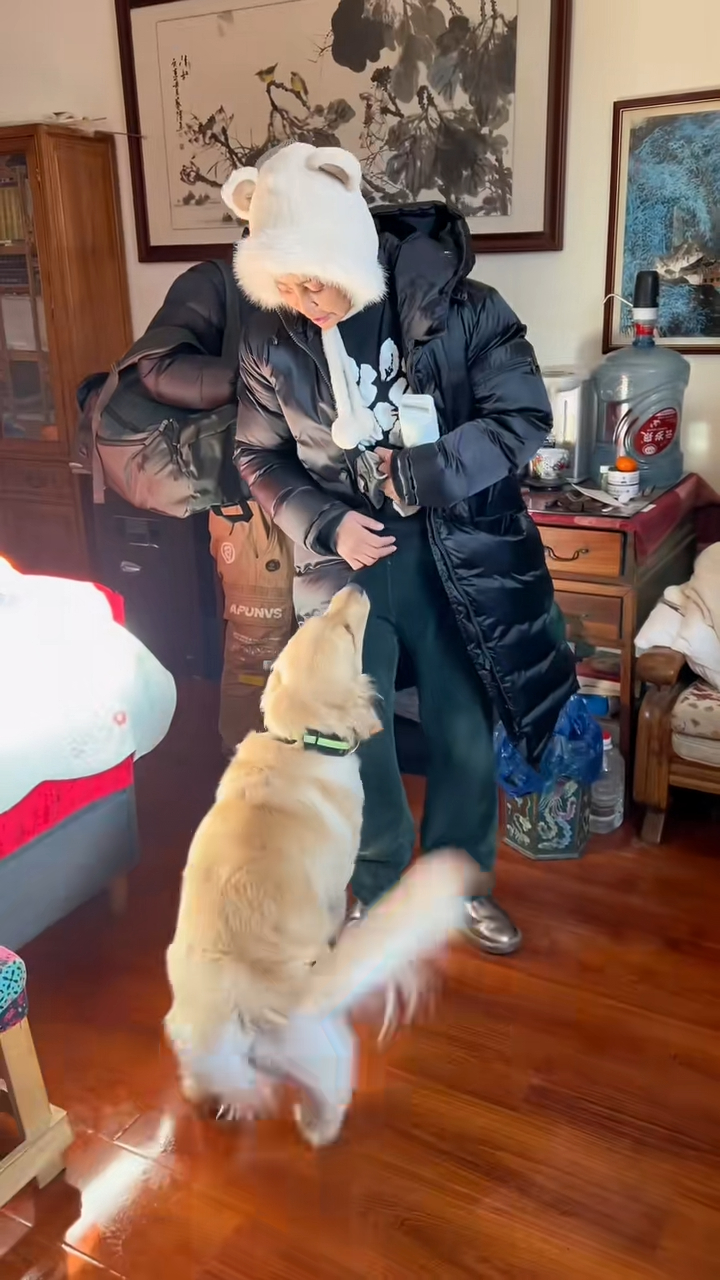 內地女星李勤勤曾在社交平臺中貼上跟狗狗玩耍的短片，透露其中一只狗狗叫“周墩墩”。