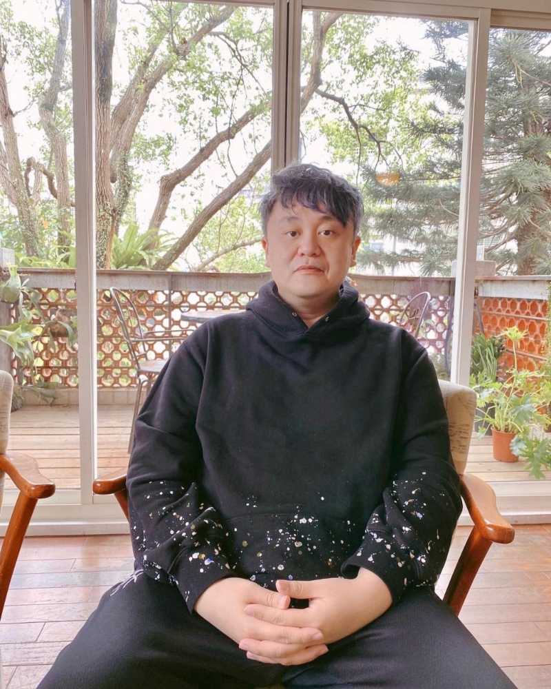 前《木曜4超玩》制作人李俊杰與陳百祥有幾分相似。
