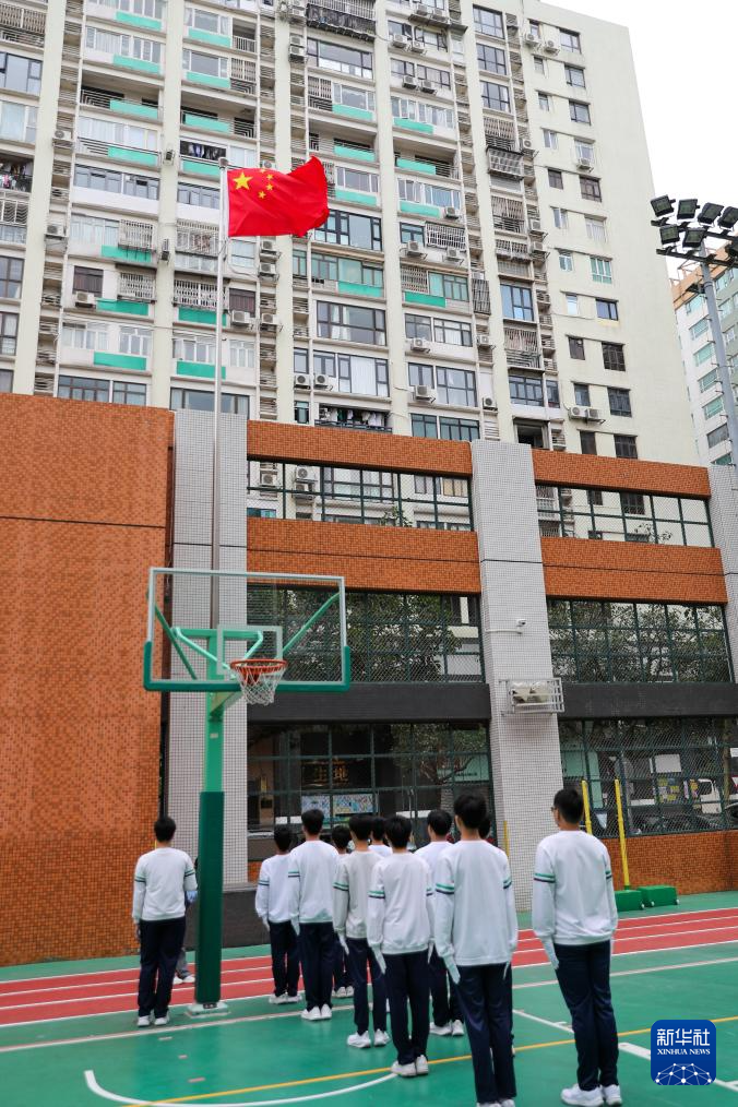學(xué)生在澳門教業(yè)中學(xué)操場舉行升國旗儀式