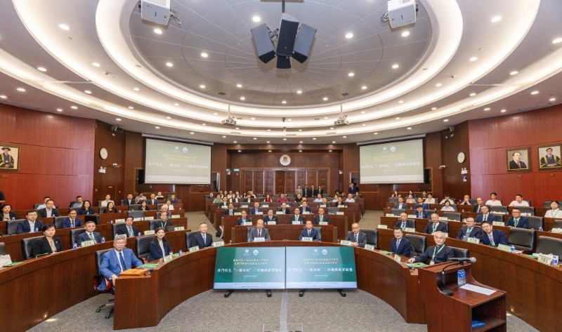 10月21日，與會者在論壇上合影。新華社發(fā)