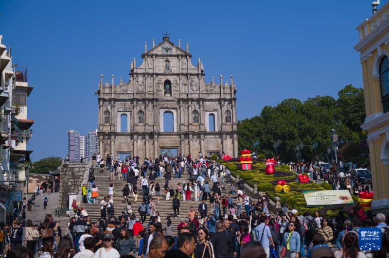 人們?cè)诎拈T(mén)大三巴牌坊瀏覽（12月7日攝）。新華社發(fā)（張金加攝）
