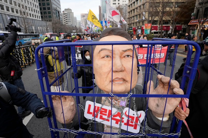 韓國首爾街頭持續(xù)有民眾示威游行要求尹錫悅下臺。 12日有人制作尹錫悅身系囹圄的玩偶譏諷他是叛國頭子。美聯(lián)社