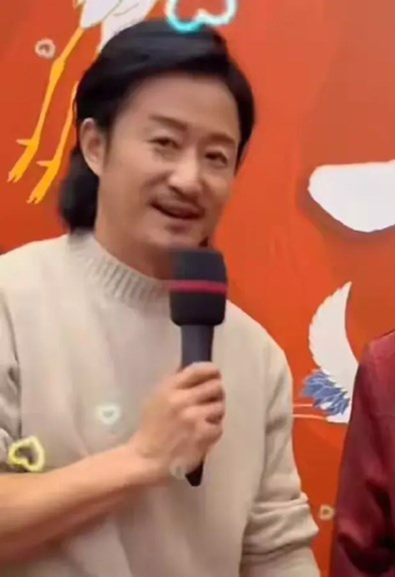 吳京留起長(zhǎng)發(fā)及胡子