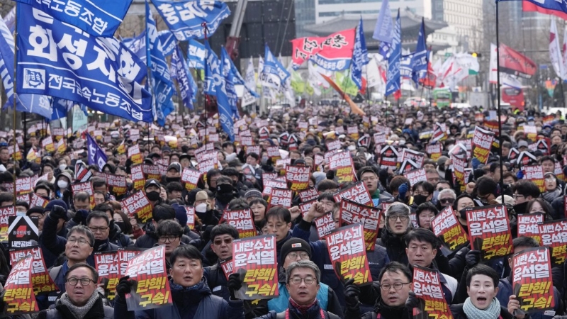 要求彈劾尹錫悅的南韓民眾游行到首爾漢南洞的總統(tǒng)官邸入口。 美聯(lián)社