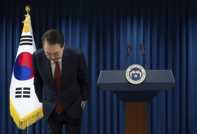 尹錫悅就緊急戒嚴(yán)令躬身道歉。美聯(lián)社