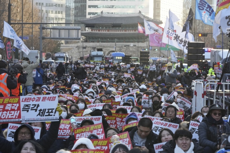 首爾有民眾集會，要求憲法法院通過彈劾案。
