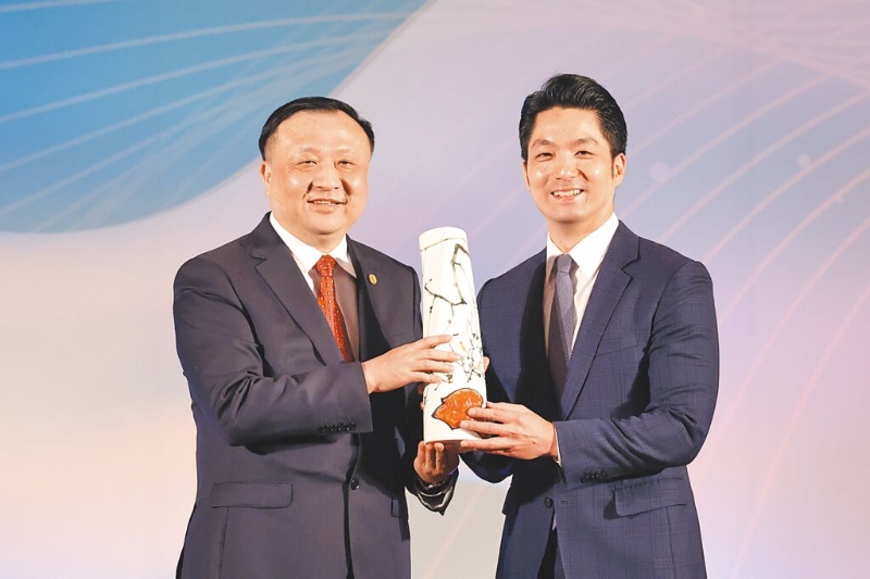 蔣萬安（右）