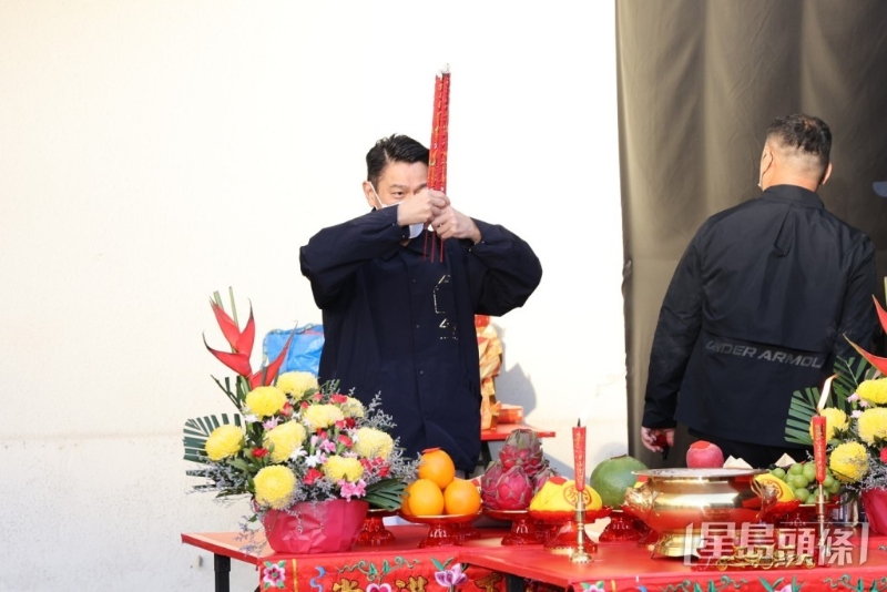 華仔在演出前在紅館進(jìn)行拜神儀式，期望演出順利。