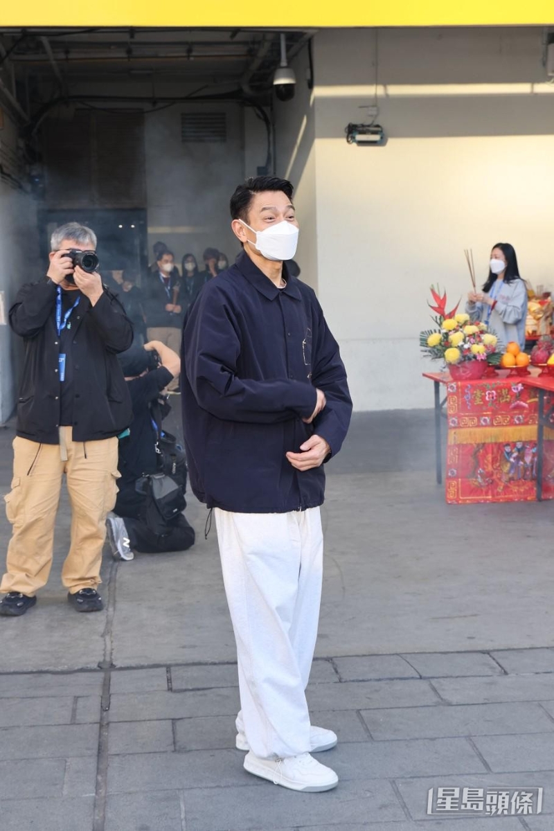 華仔上香后，劉太朱麗蒨也有上前拜神。