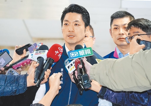 臺北市長蔣萬安（中）。
