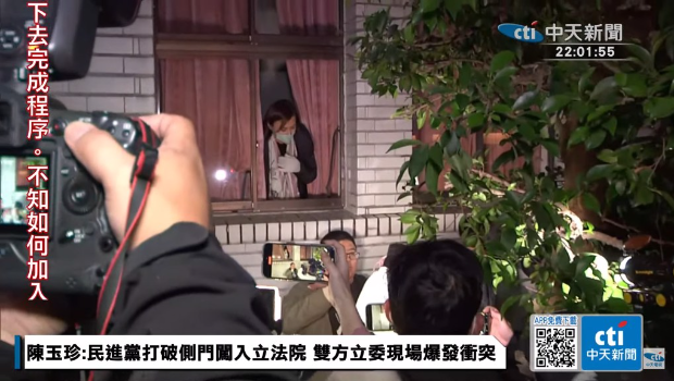 綠委淪強(qiáng)盜匪類破窗入議場
