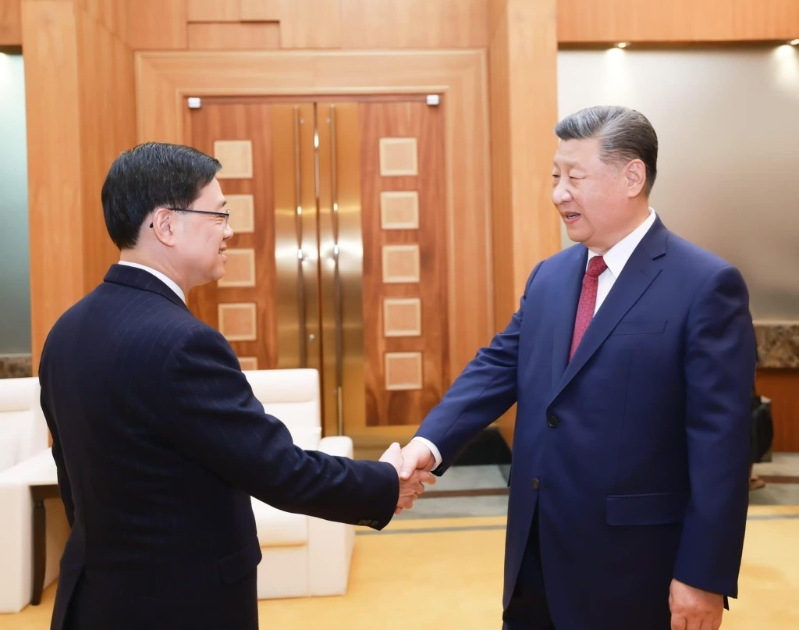 習(xí)近平在澳門視察期間與李家超會面。