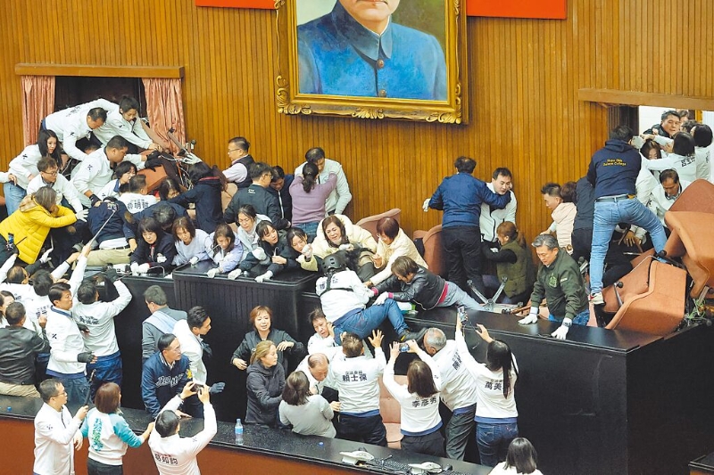 國民黨立委20日一早帶著鎖匠開鎖，上午9時(shí)09分左右攻破議場后方3側(cè)門進(jìn)入，與占領(lǐng)主席臺的民進(jìn)黨立委爆發(fā)肢體沖突。