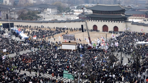 支持和反對彈劾尹錫悅兩派人馬在光化門對峙。路透社