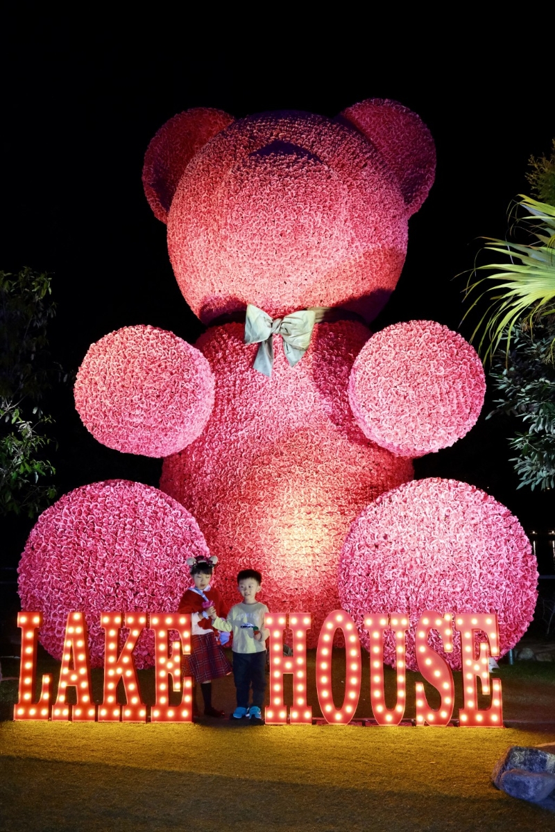 超巨大玫瑰花粉紅Bear Bear在Lake House 大門迎接大家。（圖片來(lái)源：《親子王》）