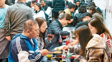 “很有港味”，煲仔飯店大排長(zhǎng)龍