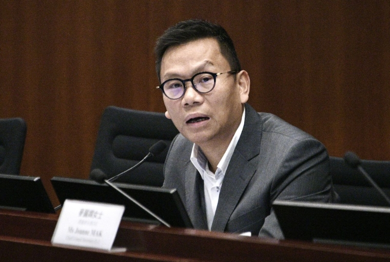 立法會(huì)交通事務(wù)委員會(huì)主席、民建聯(lián)陳恒鑌預(yù)計(jì)政府明年首季會(huì)向立法會(huì)提交修例草案。