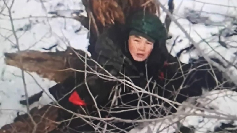 烏克蘭無人機(jī)拍攝到庫斯克戰(zhàn)場的黃皮膚士兵，很可能就是北韓士兵。