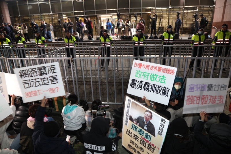 大批民眾黨支持者昨晚在臺(tái)北地檢署外聚集抗議。中時(shí)新聞網(wǎng)