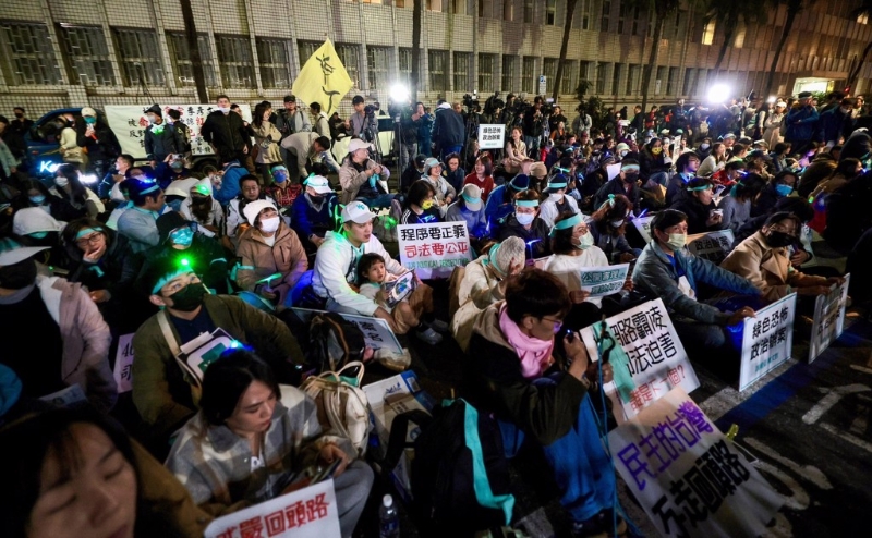 臺北地檢署偵辦京華城案、柯文哲政治獻金案26日偵結(jié)，不少小草（民眾黨支持者）晚間前來北檢聲援柯，手舉公開審理、釋放柯P、政治辦案羅織罪名、司法要公正程序要正義等標語。