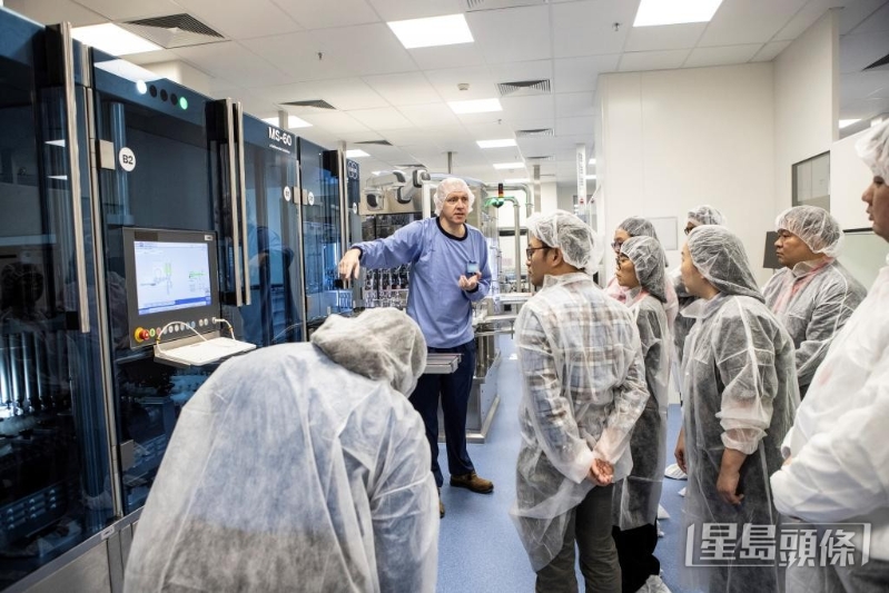 輝瑞起源于制造檸檬酸等化學(xué)品，二戰(zhàn)時(shí)以抗生素青霉素聞名，及后持續(xù)發(fā)展、擴(kuò)張。