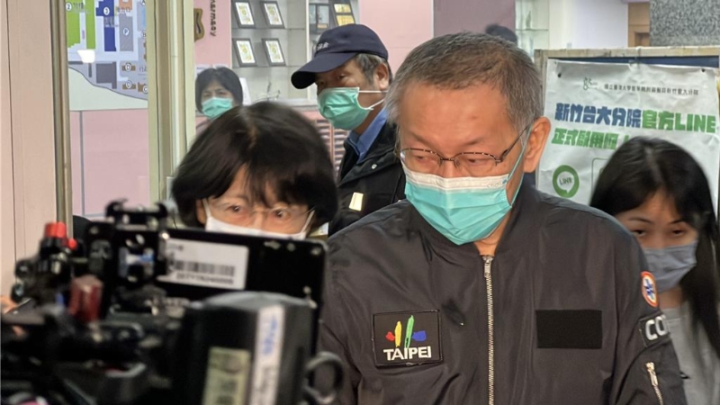 民眾黨主席柯文哲下午到新竹臺(tái)大分院新竹醫(yī)院探望住院中的柯爸爸柯承發(fā)，約莫待了1個(gè)小時(shí)半后離開。