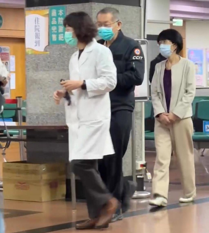 有民眾目擊柯文哲疑似眼睛稍有不舒服，在探望完柯爸后也在妹妹柯美蘭陪同下在眼科掛號(hào)就診。
