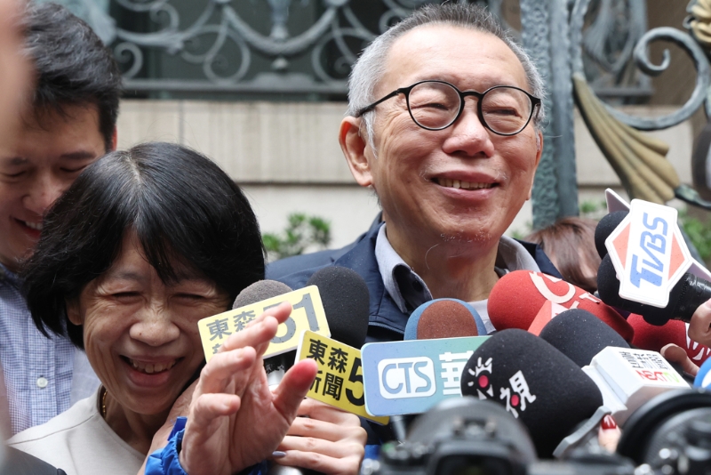 妻子陳佩琪（左）出門(mén)迎接，受訪時(shí)陳緊貼身邊，柯則露出久違的笑容。
