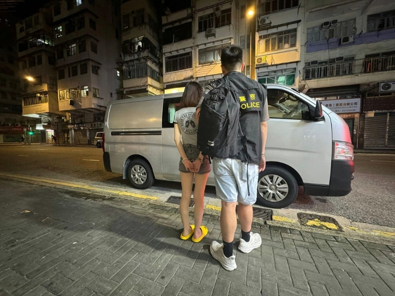 警方拘捕涉嫌販運(yùn)“太空油”的女子。