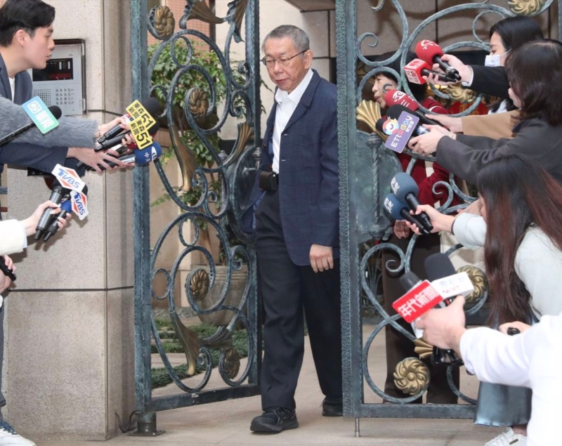 民眾黨主席柯文哲涉京華城弊案、政治獻(xiàn)金案，柯文哲妻子陳佩琪湊出剩下的4000萬元，30日到北院為丈夫交保并一起回家后，柯文哲換完衣服后又隨即出門。