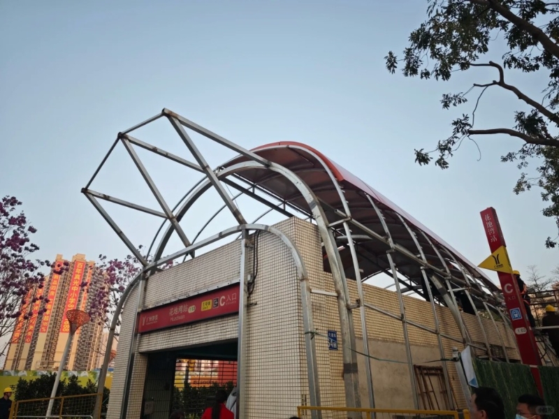 廣州地鐵花地灣站出入口的新造型，被批評正面看如同棺材。