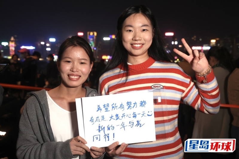 內(nèi)地旅客秦小姐和賴小姐盛贊香港市民熱情友善。 何家豪攝