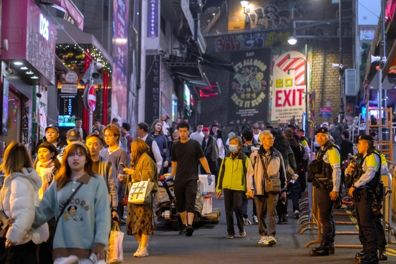 市民在蘭桂坊一帶準(zhǔn)備迎接近一年。 吳艷玲攝