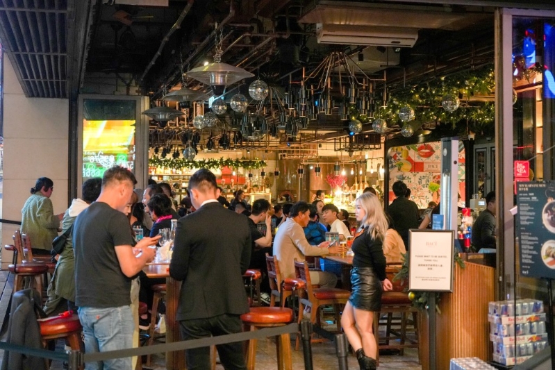 市民及游客到蘭桂坊的酒吧及食肆消遣。