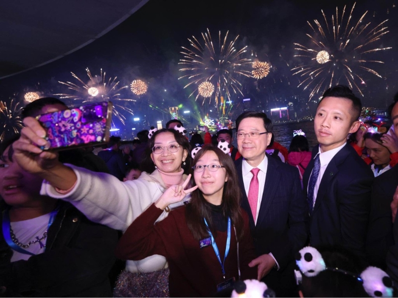 與市民合照。