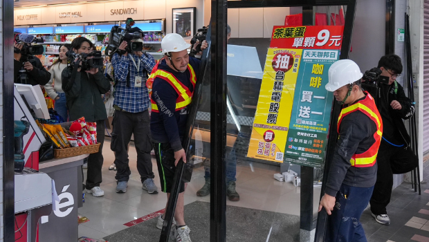 萊爾富31日將“北市信彩店”門(mén)市拆除大門(mén)、櫥窗玻璃及冰箱門(mén)