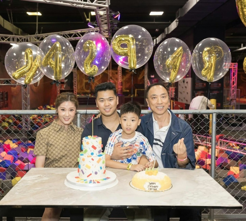 翁嘉穗為鄔友正誕下兩子鄔謨云（Jason）及鄔謨風（Kaspar）。