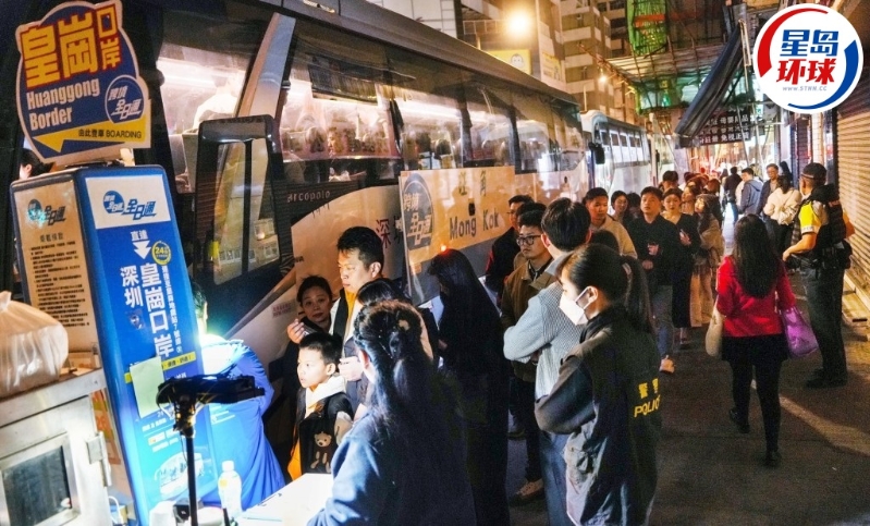 警方在場維持秩序，旅客有序地排隊(duì)上跨境巴士。 吳艷玲攝
