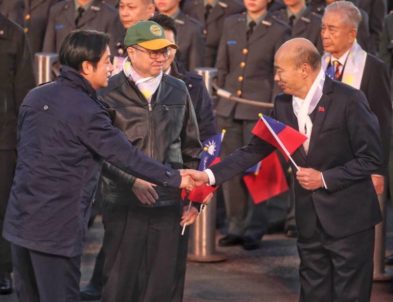 賴清德與行政院長卓榮泰、立法院長韓國瑜等握手致意。