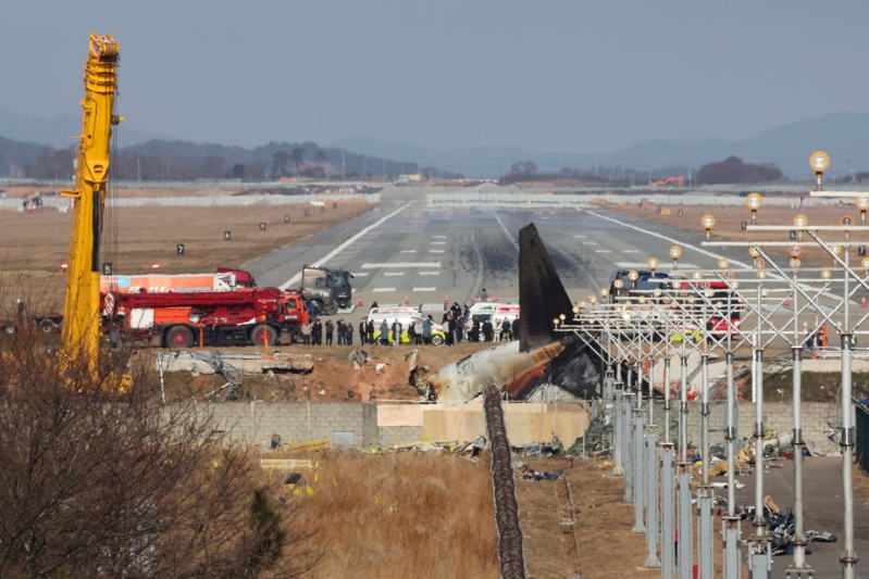 濟州航空去年（2024）12月29日自泰國曼谷飛抵韓國全羅南道務(wù)安機場降落過程失事，機上181人僅2人生還。 圖為罹難者家屬1月1日查看空難現(xiàn)場。美聯(lián)社